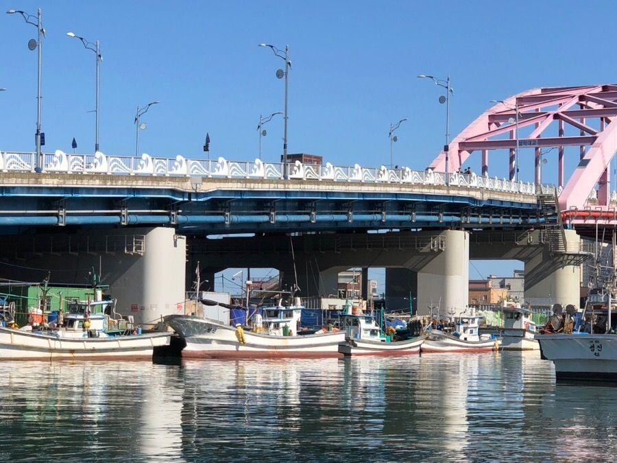 阿爸村的傳統市場，展示可口的小吃和活潑的市集氛圍。